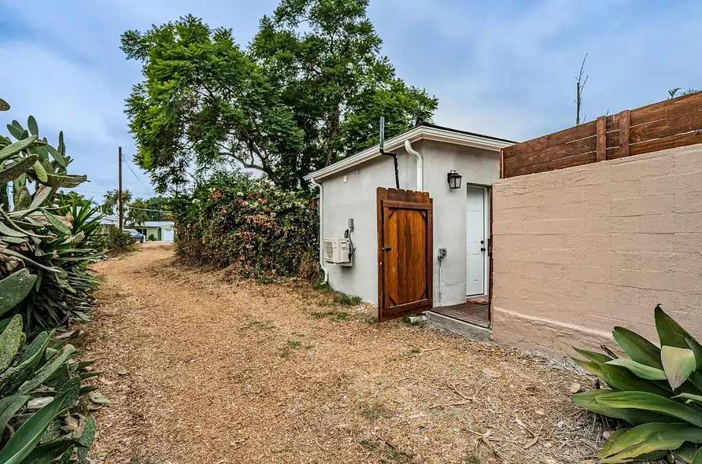 4175 Sycamore Dr A San Diego CA 92105 08