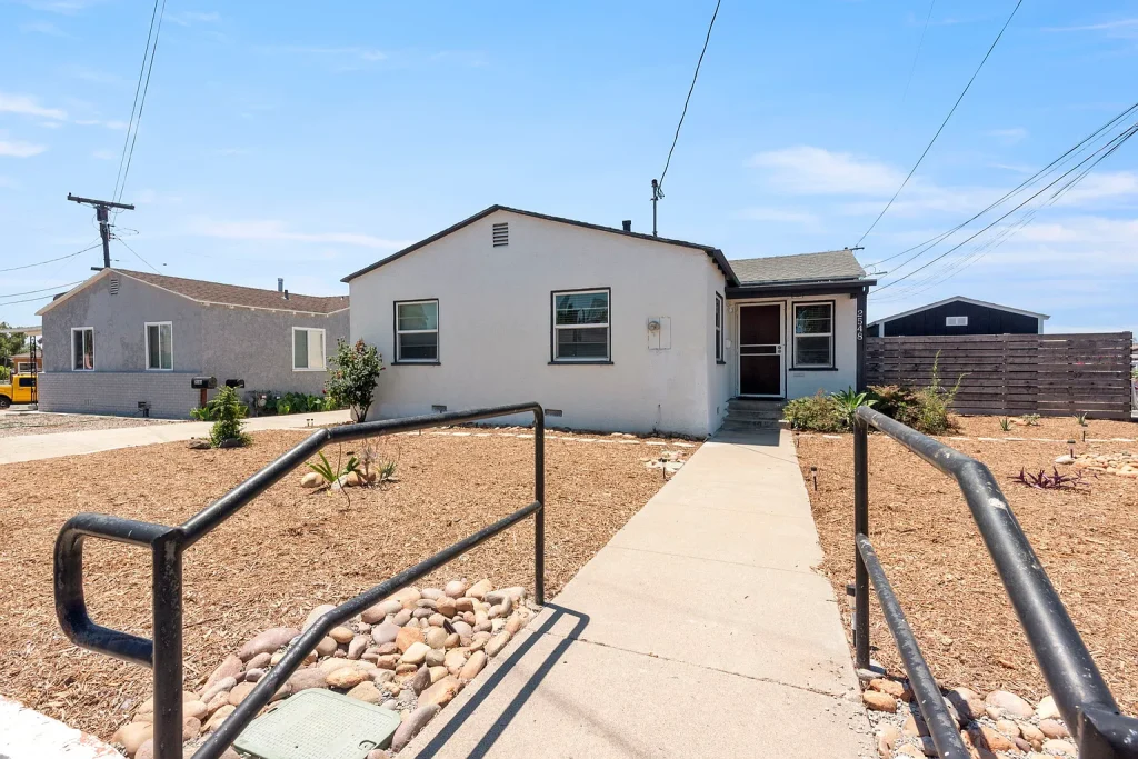 2548 Violet St San Diego CA 92105 01