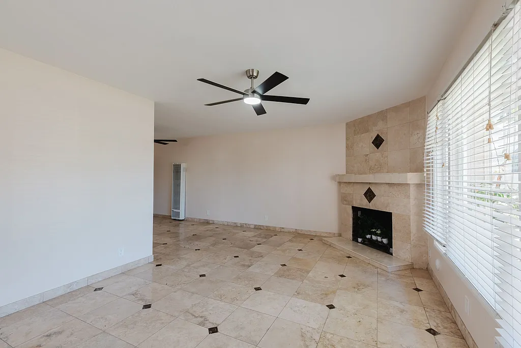 7347 Fay Ave La Jolla CA 92037 02